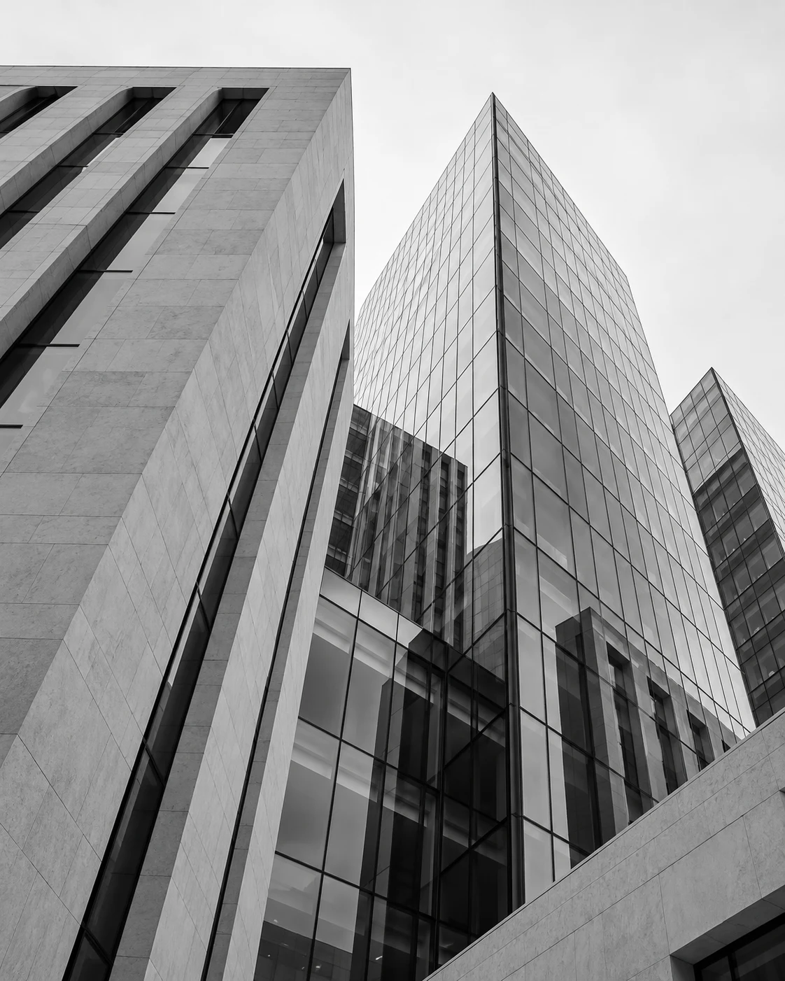 Composición arquitectónica de edificios corporativos en blanco y negro